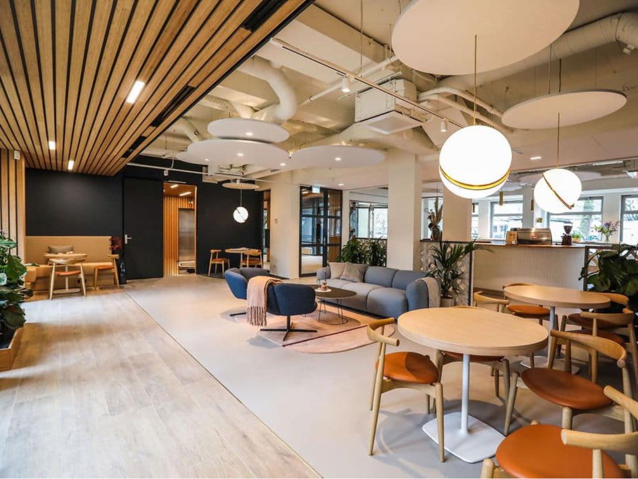 Kantoorinrichting Amsterdam in modern bedrijfsverzamelgebouw met Design & Build aanpak