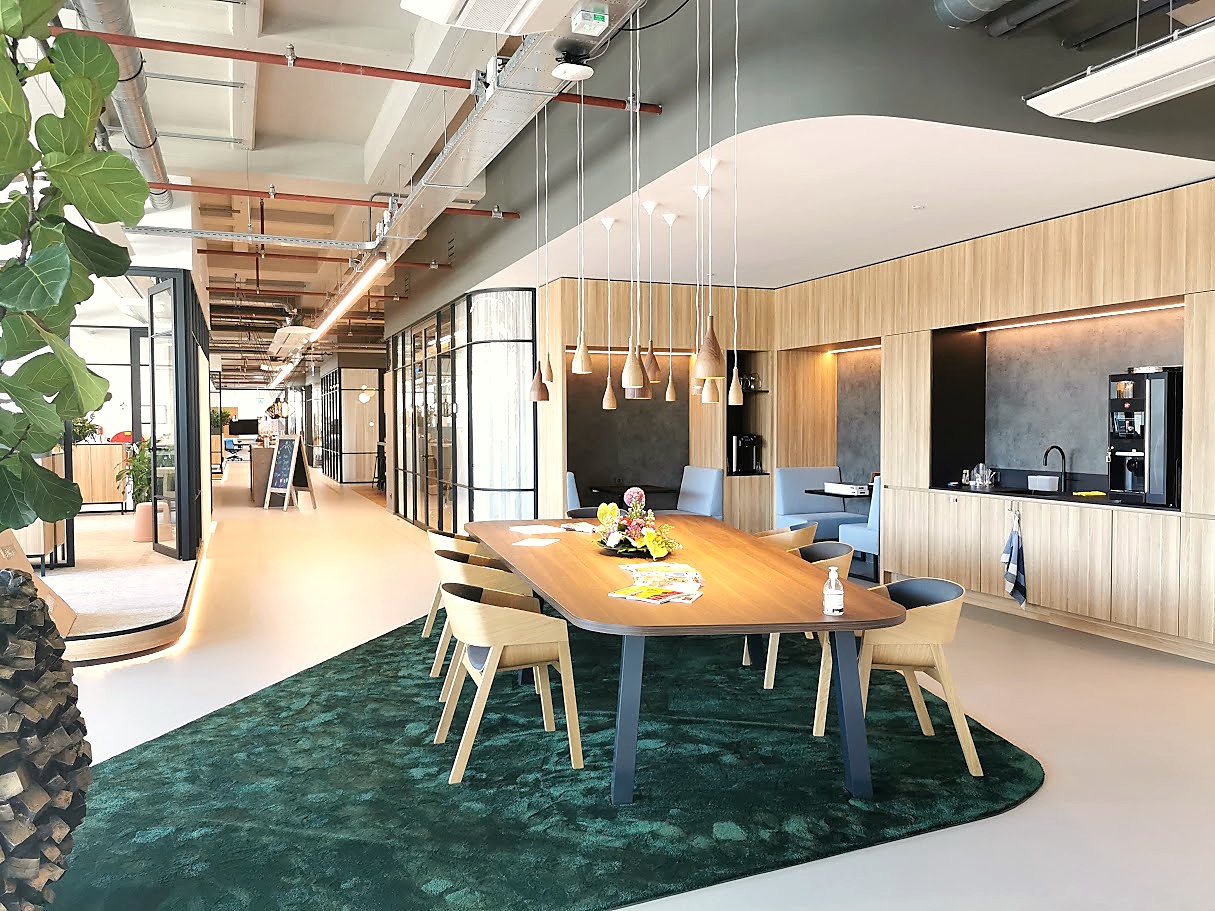 Kantoorinrichting Alphen aan den Rijn kantoor ontmoetingsruimte met vergadertafel en pantry in houtafwerking
