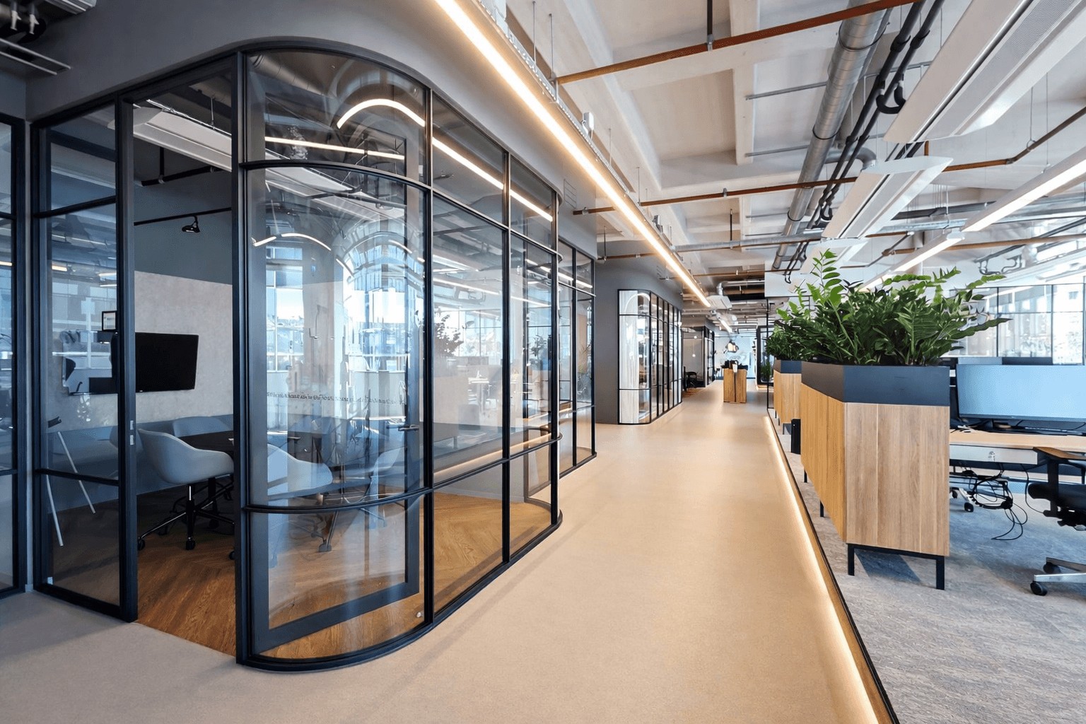 modern kantoorinterieur met glazen vergaderruimtes en open werkplekken project kantoor vastgoedfonds Alphen aan de Rijn