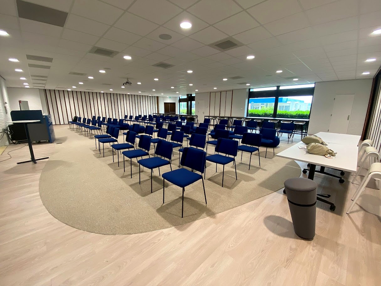 presentatieruimte kantoor met opstelling stoelen en audiovisuele presentatieplek project kantoor energiecentrale Geertruidenberg
