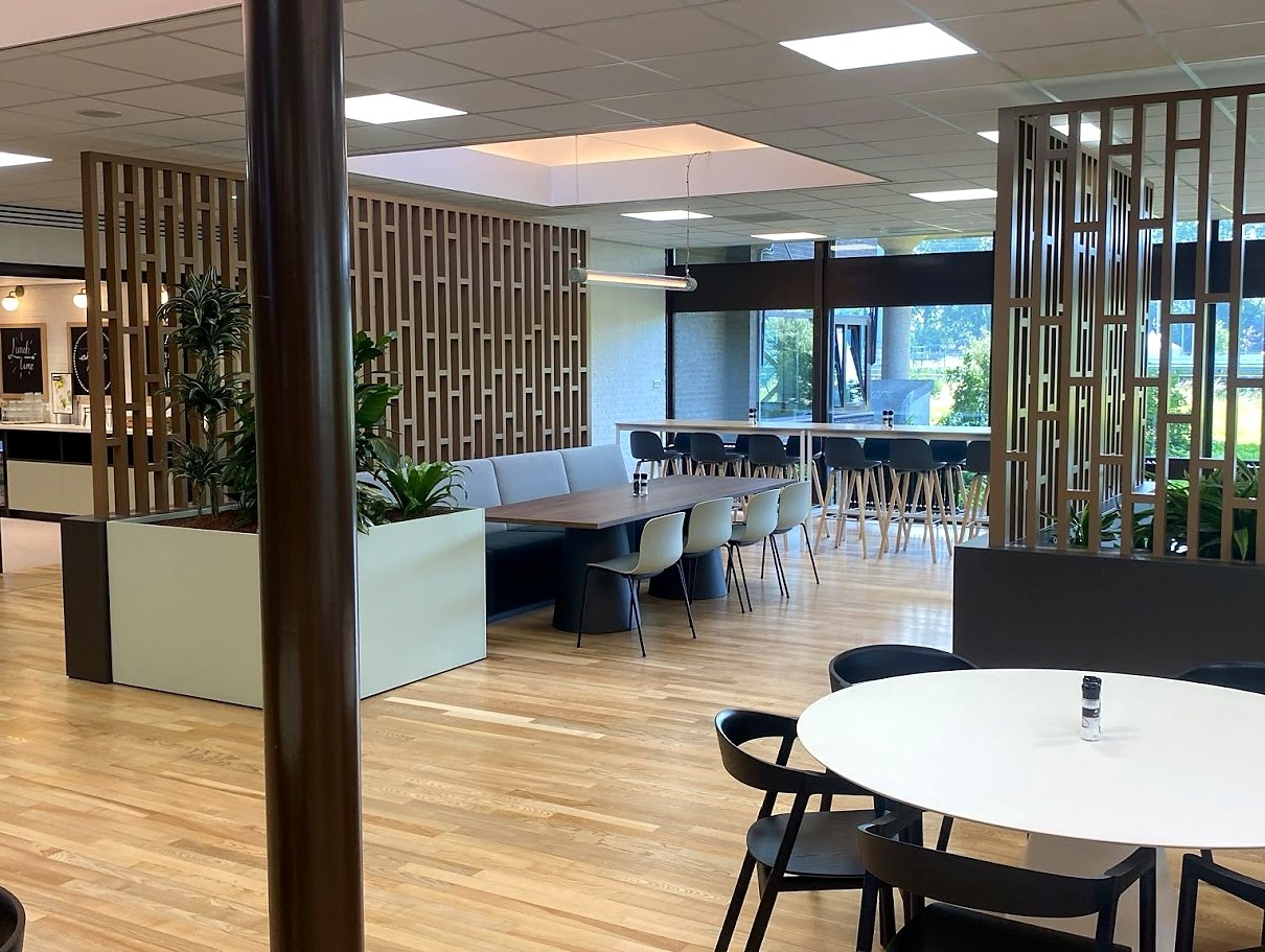 kantoorinterieur kantine met houten vloer, zitplekken en roomdivider project kantoor energiecentrale Geertruidenberg