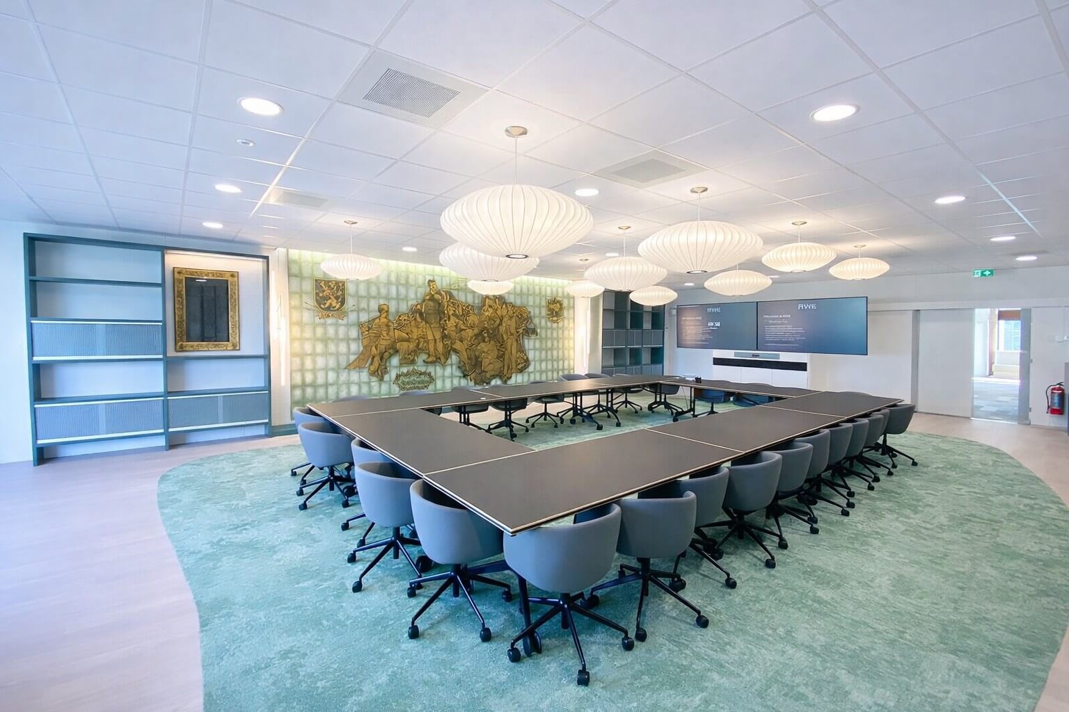 grote vergaderruimte met U-opstelling tafels en design verlichting project kantoor energiecentrale Geertruidenberg