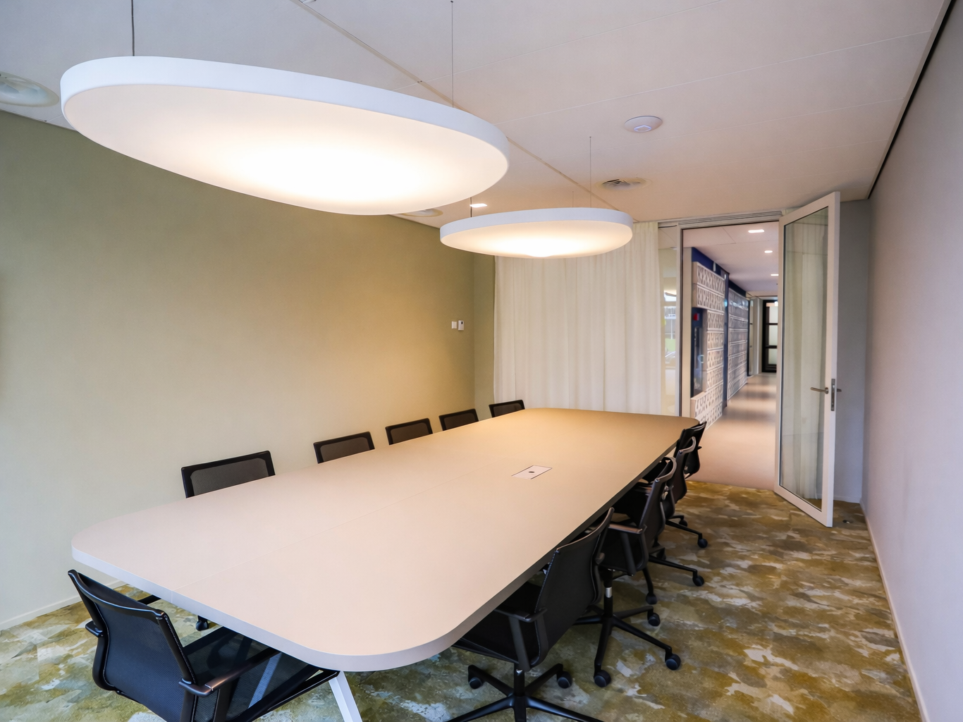 vergaderruimte kantoor met lange tafel en akoestische verlichting project bedrijfsverzamelgebouw Amsterdam