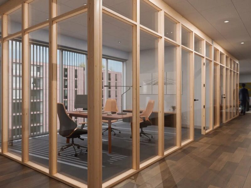 systeemwanden van hergebruikt glas in houten kozijnen
