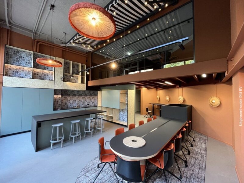 Design & Build kantoorinrichting modern kantoorinterieur met maatwerk tafel, vide en design verlichting
