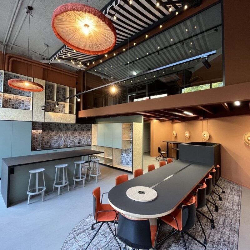 Design & Build kantoorinrichting modern kantoorinterieur met maatwerk tafel, vide en design verlichting