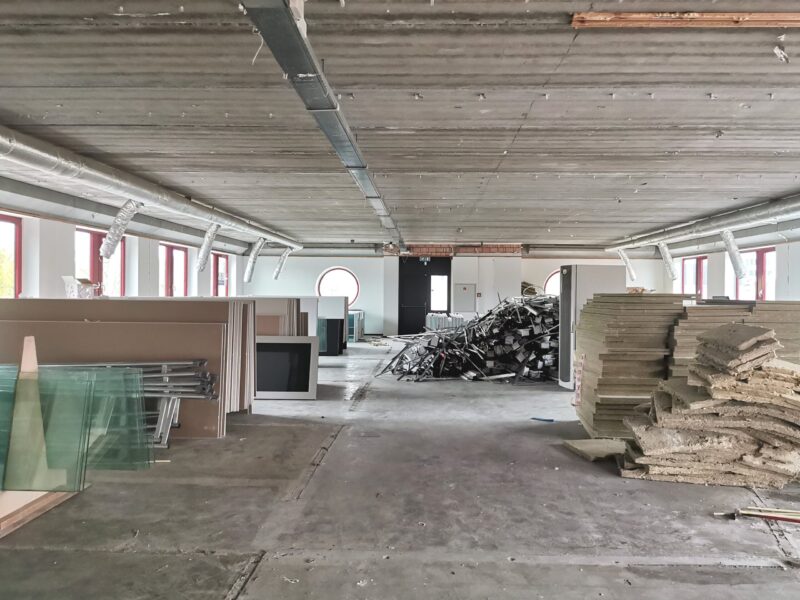 kantoorstrip en sloopfase met verwijderde materialen en open vloer