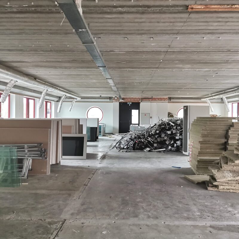 kantoorstrip en sloopfase met verwijderde materialen en open vloer