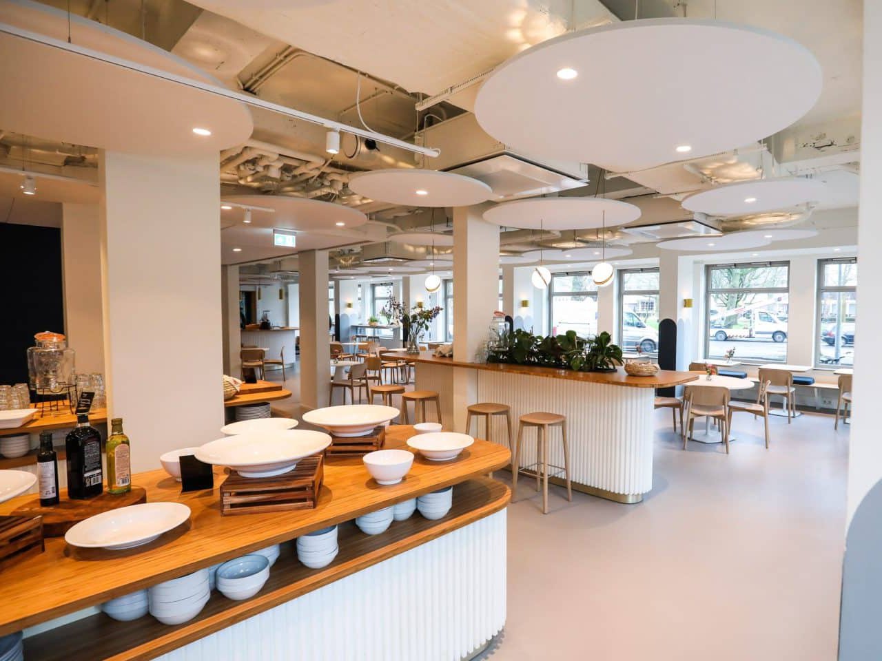kantoor pantry en bedrijfsrestaurant met bar en open zitplekken project bedrijfsverzamelgebouw Amsterdam