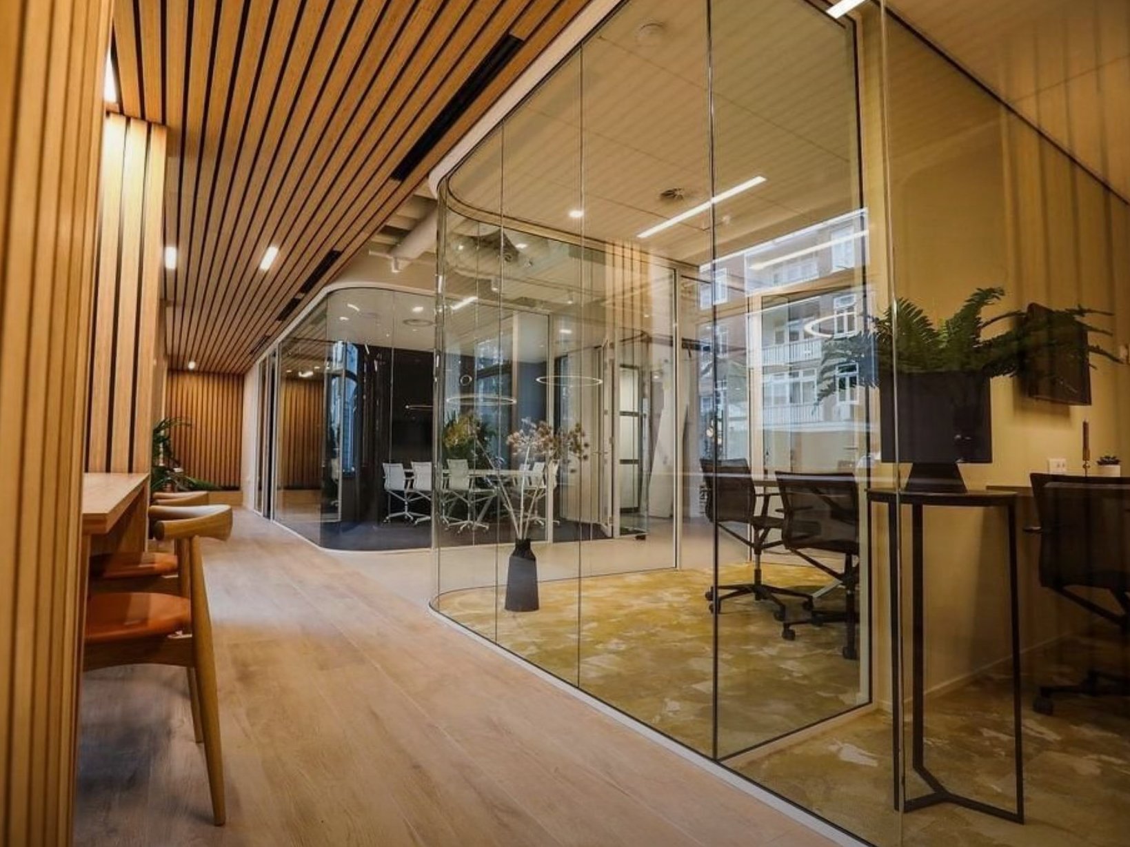 kantoorruimte met glazen vergaderruimtes en houten wandafwerking project bedrijfsverzamelgebouw Amsterdam