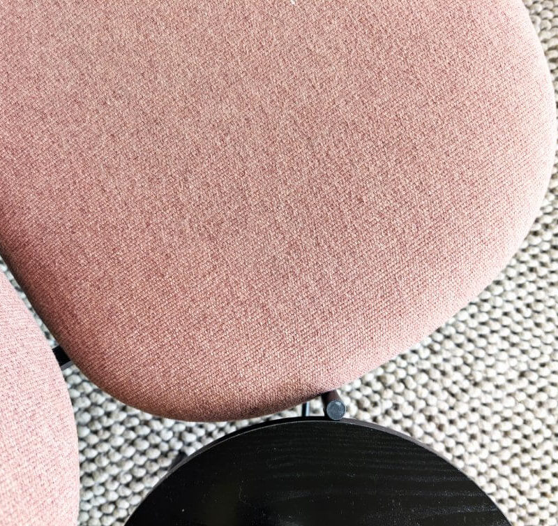 Ontwerp kantoorinrichting met zachte stoffen vergaderstoelen en warme materiaalkeuzes voor moderne werkomgeving