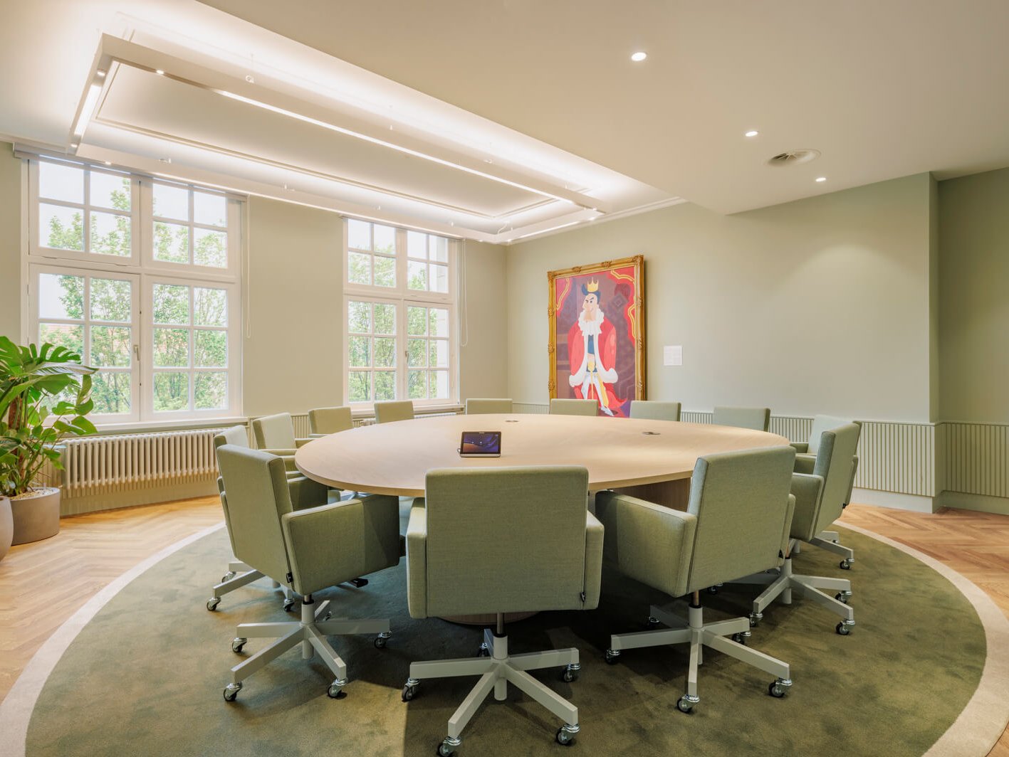 vergaderruimte kantoor met ronde tafel en veel daglicht project grote reisorganisatie Amsterdam