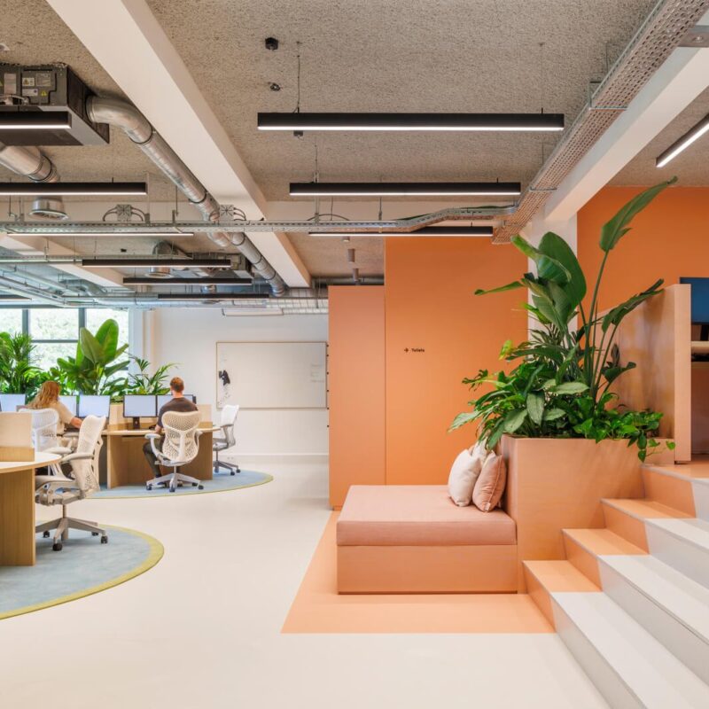 Projectmanagement & Build open kantoorruimte met werkplekken, zittribune en veel groen project grote reisorganisatie Amsterdam