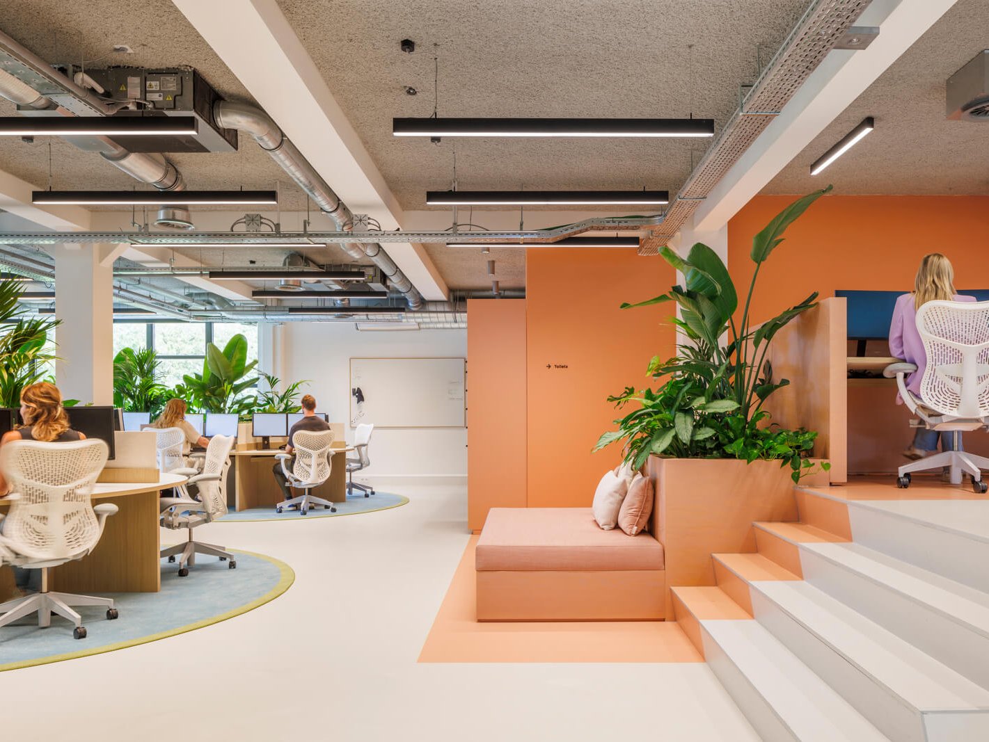 Projectmanagement & Build open kantoorruimte met werkplekken, zittribune en veel groen project grote reisorganisatie Amsterdam