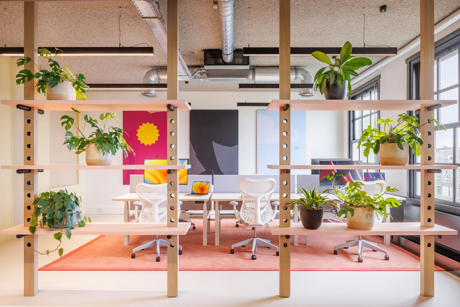 moderne kantoorwerkplekken met roomdivider en plantenwand project grote reisorganisatie Amsterdam
