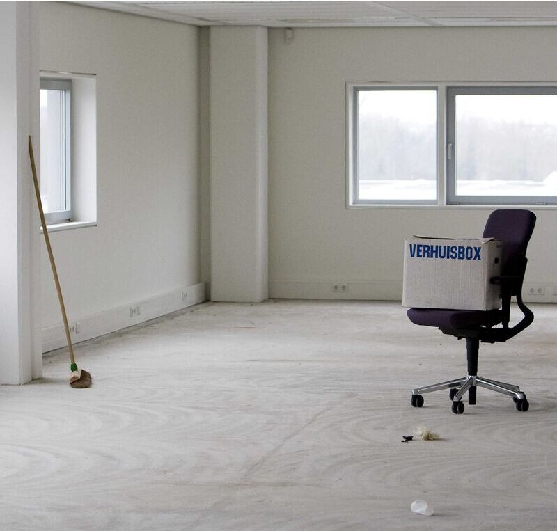leeg kantoorpand voorafgaand aan interieur renovatie en inrichting