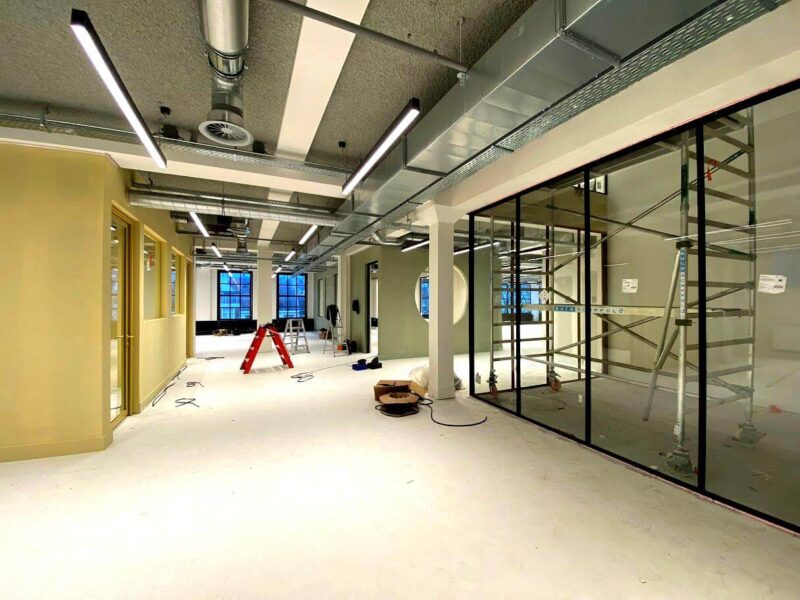 Projectmanagement & Build kantoorrenovatie met glazen vergaderruimtes en installatiewerk in uitvoering