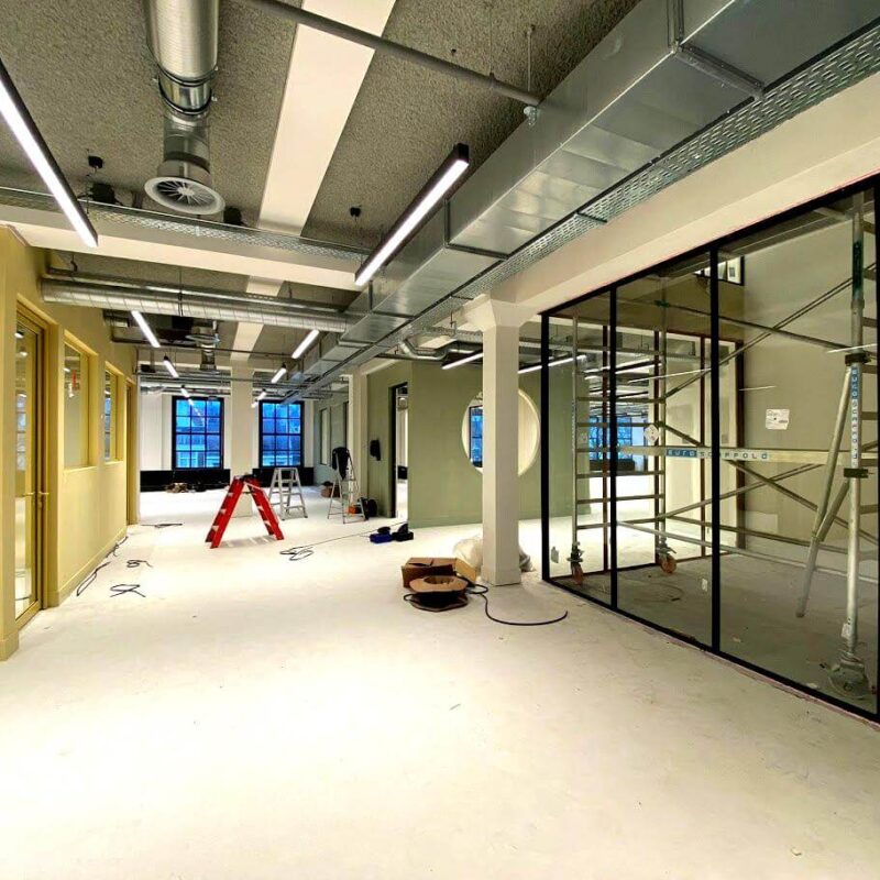 Projectmanagement & Build kantoorrenovatie met glazen vergaderruimtes en installatiewerk in uitvoering