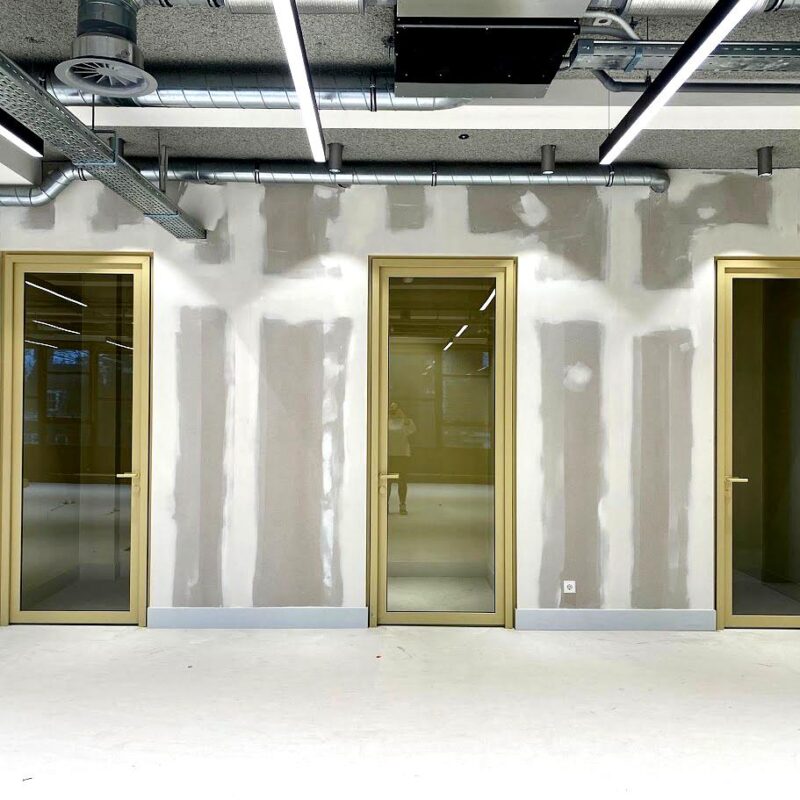 kantoorrenovatie met glazen vergaderruimtes en installatiewerk in uitvoering
