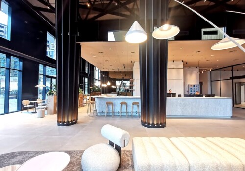 Wonderwoods kantoorlobby met receptiebalie, bar en hoge vide project Wonderwoods Utrecht