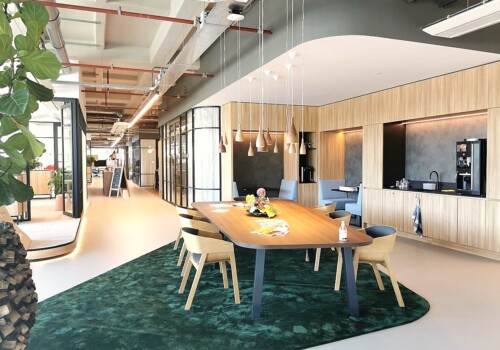 Kantoor vastgoedfonds Kantoorinrichting Alphen aan den Rijn kantoor ontmoetingsruimte met vergadertafel en pantry in houtafwerking