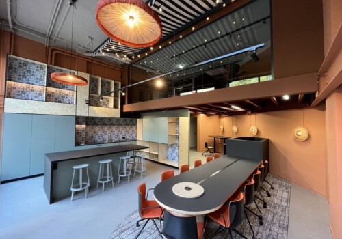 Stichting arbeidsparticipatie, Nijverdal Design & Build kantoorinrichting modern kantoorinterieur met maatwerk tafel, vide en design verlichting