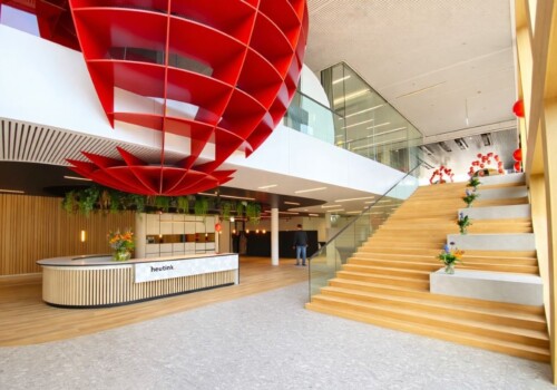 Totaalleverancier onderwijs, Nijverdal kantoor entree met receptiebalie, vide en design trap project totaalleverancier onderwijs Nijverdal