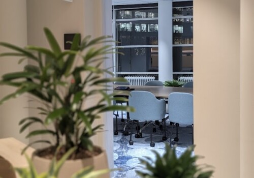 Busmaatschappij Utrecht kantoorinterieur met vergaderruimte en groene beplanting