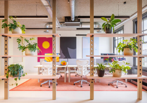Grote reisorganisatie, Amsterdam moderne kantoorwerkplekken met roomdivider en plantenwand project grote reisorganisatie Amsterdam